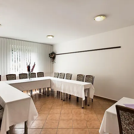 Fino -club 3* Modrice